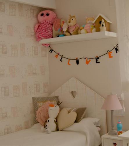 Habitación infantil con detalles en rosa palo que crea un ambiente personal e íntimo.