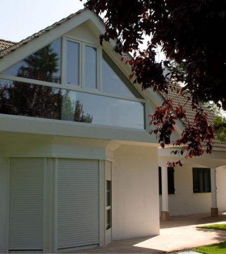 Cerramiento de chalet en PVC con cristal bajo emisivo.