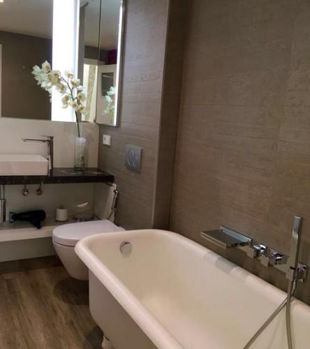 Baño en tono marrón dónde se ha optimizado el espacio combinando practicidad con estética.