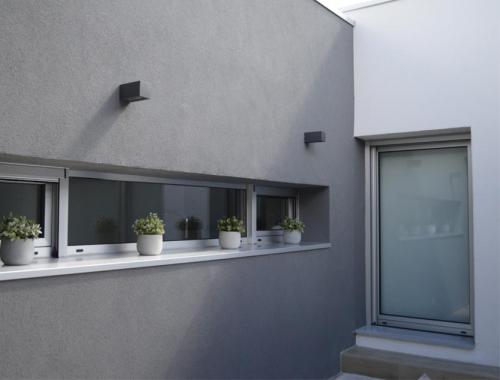 Ventana  y puerta de salida al exterior de aluminio, situadas en una cocina. 