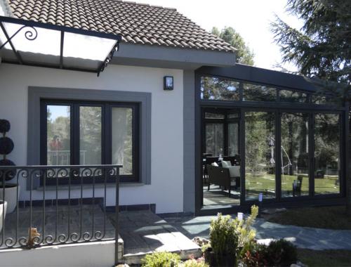  Sustitución integral de ventanas e instalación de lucernario en tres tipos de aluminio. 