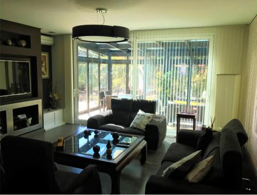 Instalación de puerta elevable y estores con salida al lucernario. 